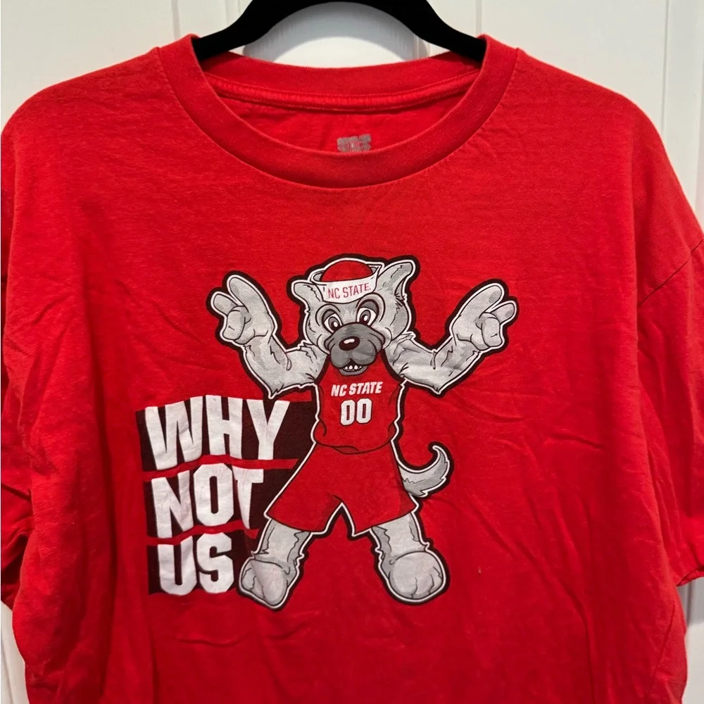 Mens Red Graphic T-Shirt with NC STATE WOLFPACK Mascot Design Size XL